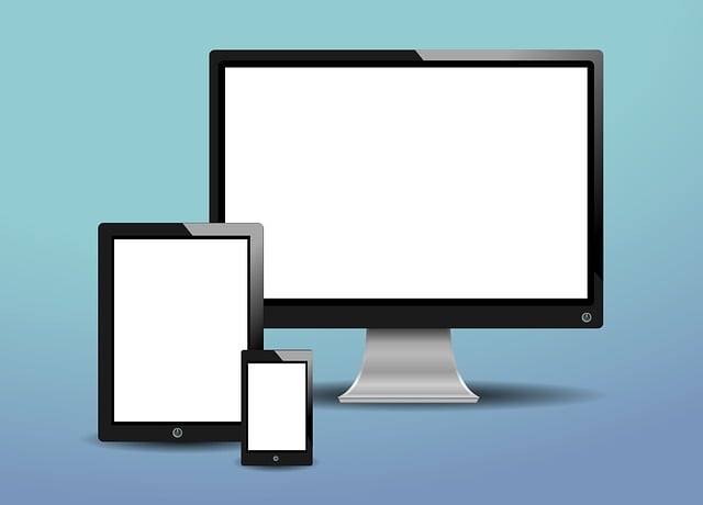 スマートフォンで赤ちゃんを見守る親のイメージ