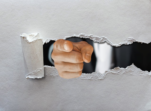 電子辞書の比較表と選び方のポイントを指し示す手元の画像