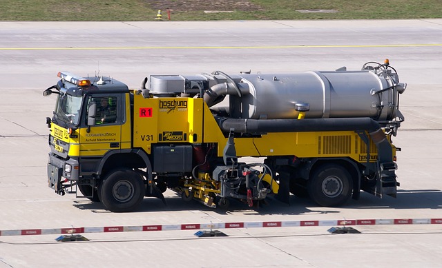 クーラーボックスの手入れをする人