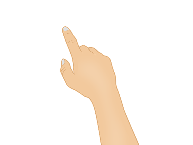 比較表を指差す手と複数の電気ケトル