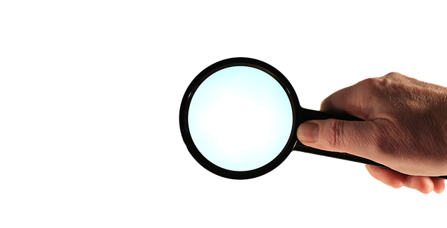 携帯トイレ消臭製品の比較表、ルーペで詳細を見る人