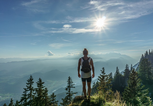 携帯トイレを携え、笑顔で登山を楽しむ人々