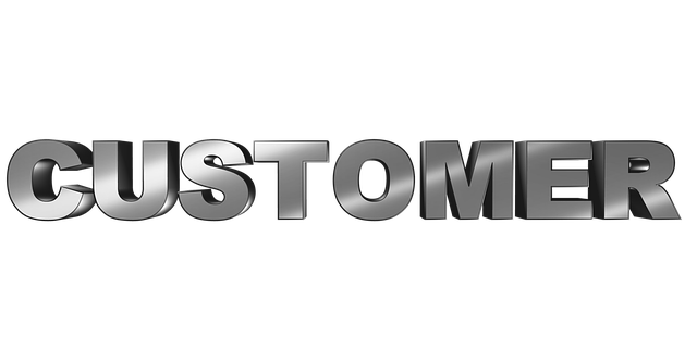 多数のスマート体組成計が並ぶ棚の前で悩む人