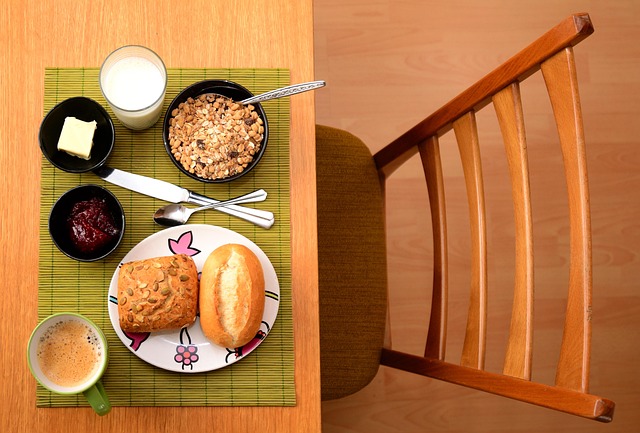 ベビーチェアに座って楽しそうに食事をする家族の様子