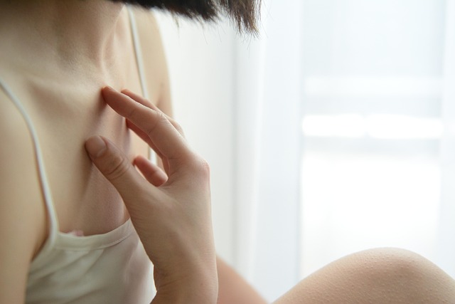 笑顔で自信に満ちた女性の肌