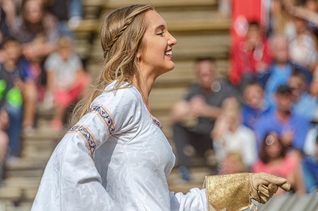 クロストレーナーで運動を終え、爽やかな笑顔を見せる女性