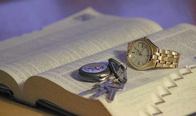 電子辞書を使って笑顔で学習する学生やビジネスパーソンのイメージ