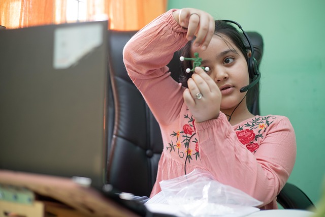 スマートリモコンAIの注意点を示すアイコンと、安全で健康的な生活を送るイメージ