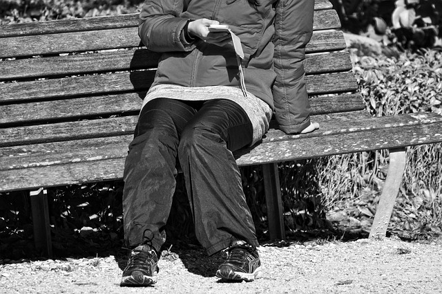 スマートカーテンの注意点を確認する人