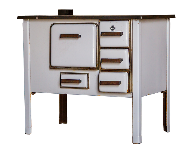 清潔でモダンなキッチンでIHクッキングヒーターを使う人