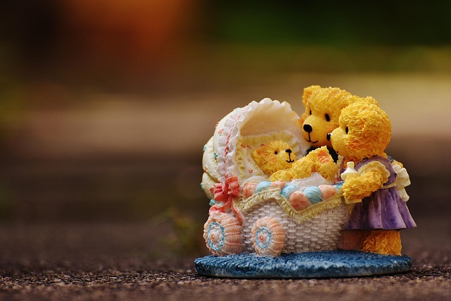 ベビーカーB型の比較表を見ながら話し合う夫婦