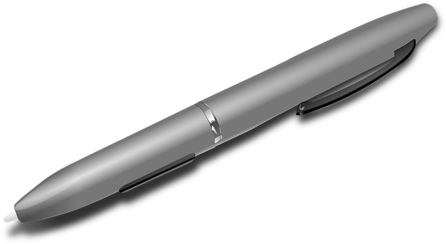 防災グッズを点検する手元