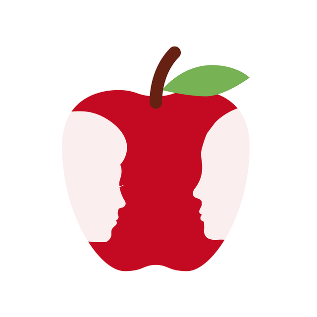 シワ改善シートの比較表とチェックリストを見ている女性