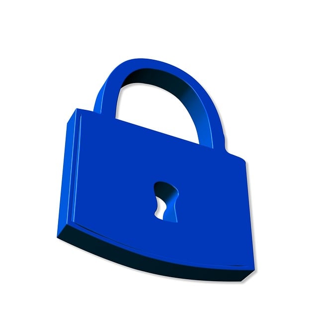 スマートロックの多様なモデルが並べられ、どれを選べば良いか迷っている様子の人物