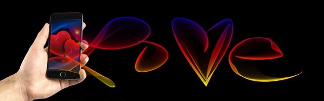 NFC対応スマートロックとスマートフォンをかざしている手元のクローズアップ