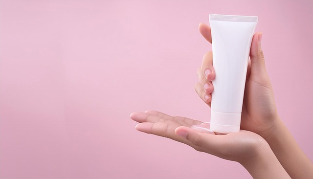 スキンケア製品の成分表示を確認する女性