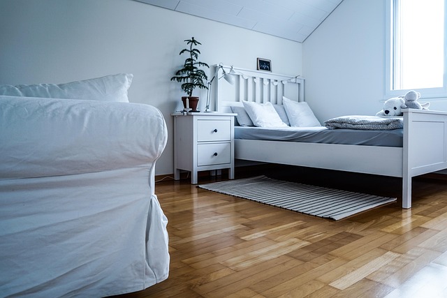 快適な寝室でリラックスする人