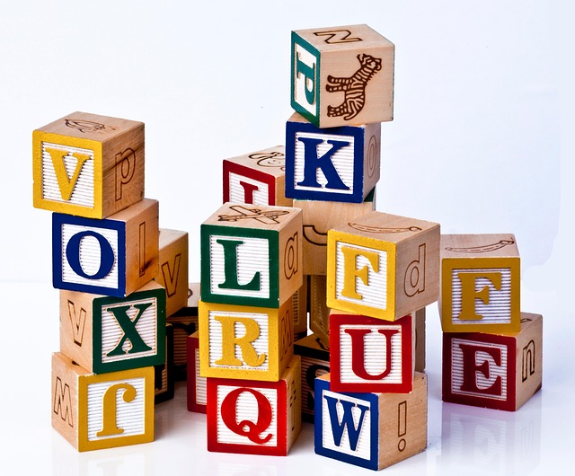 知育玩具の山を前に悩む親のイラスト