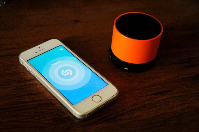 スマートスピーカーがバッテリーで自由に移動している様子