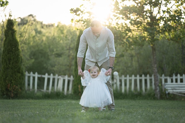 たくさんの子供用リュックが並べられ、どれを選べば良いか迷っている親のイメージ