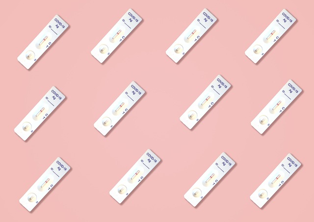 敏感肌の人がスプレーを試している、または成分表示をチェックしているイメージ