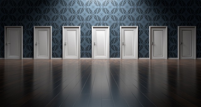 たくさんの美白ボディクリームに囲まれ悩む女性