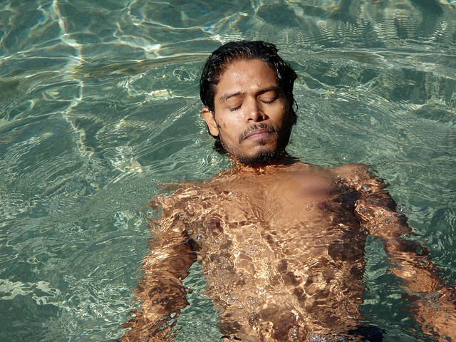 自宅でトレーニングする男性のイメージ