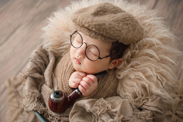 様々なベビーベッドのイラストが並び、比較検討している様子