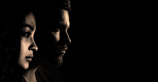 美顔器リフトアップEMSで悩む女性のイメージ