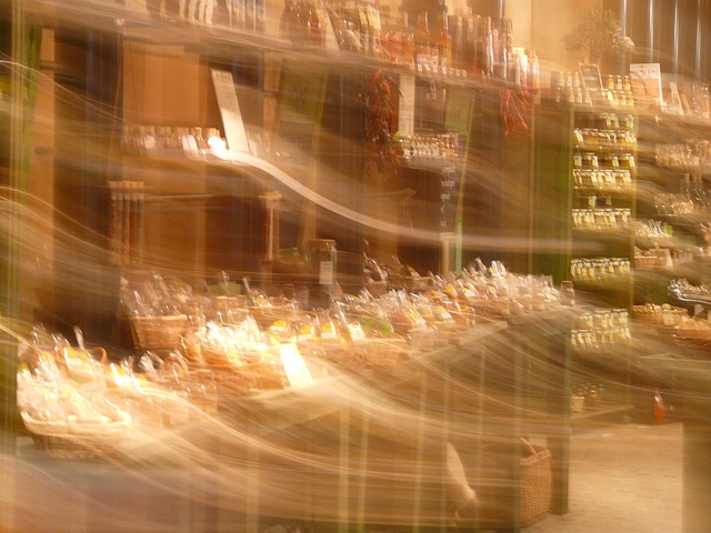 たくさんの日焼け止めスティックが並べられた棚