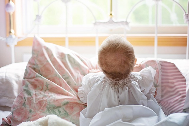 新しいマットレスで快適に目覚め、笑顔で伸びをする人のイメージ