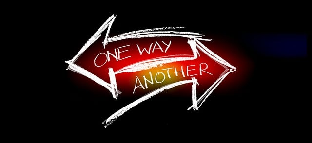 たくさんのスマートプラグが並べられ、どれを選べば良いか迷っている様子のイメージ