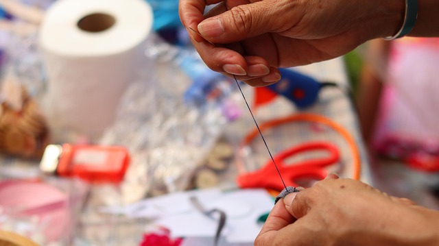 パジャマの素材サンプルを比較検討する手元