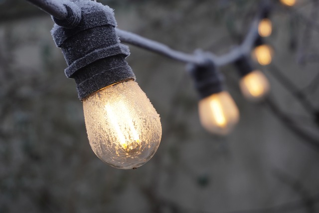 多くのスマート照明製品が並び、どれを選べば良いか悩んでいる人のイメージ