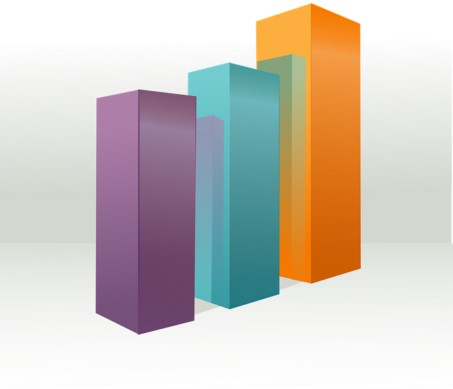 低温調理器の比較表と選び方のポイントを指差す人