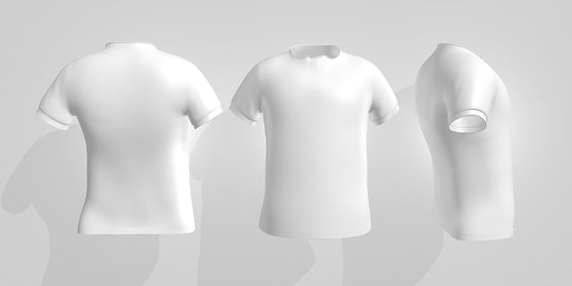 トレーニングTシャツの洗濯表示や素材を確認している手元