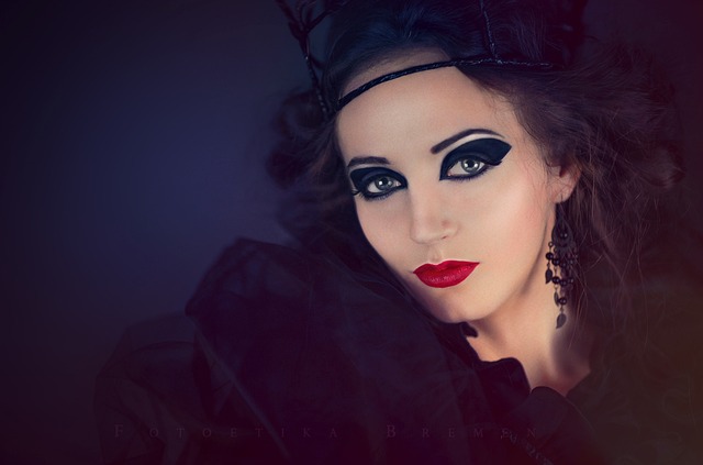 たくさんの化粧品に囲まれて困惑する女性