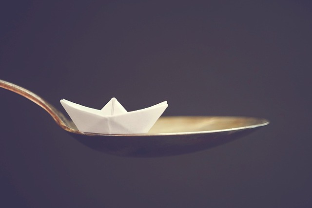 離乳食を小分けにして冷凍する様子