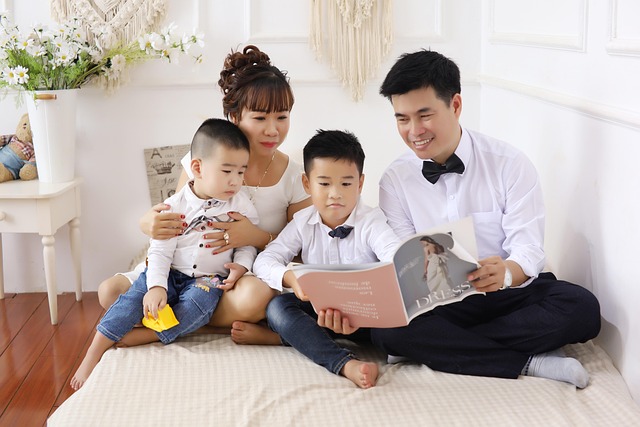 親子で一緒に本を読んだり遊んだりする様子