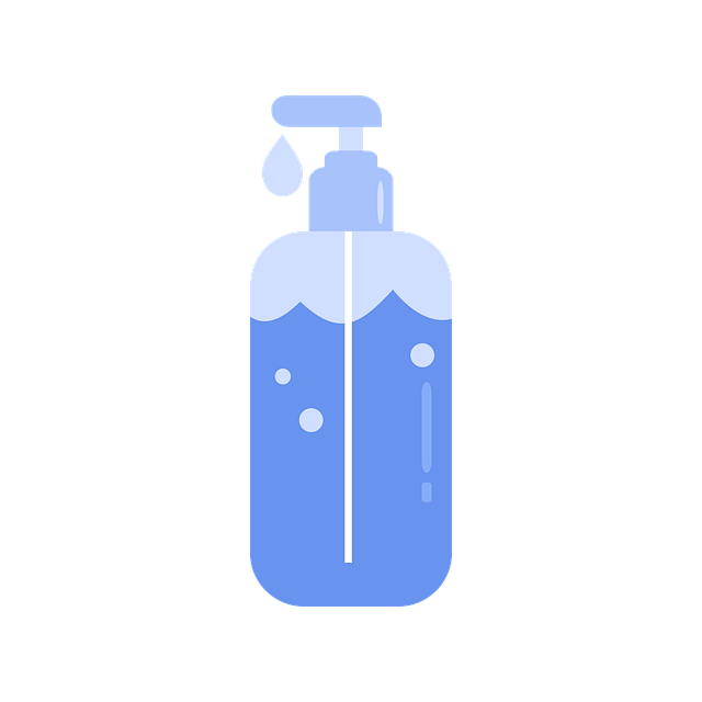 洗顔料の成分表示を確認する手元