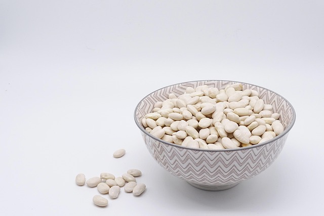 多くのプロテインドリンクの選択肢に囲まれ、どれを選べば良いか悩んでいる人