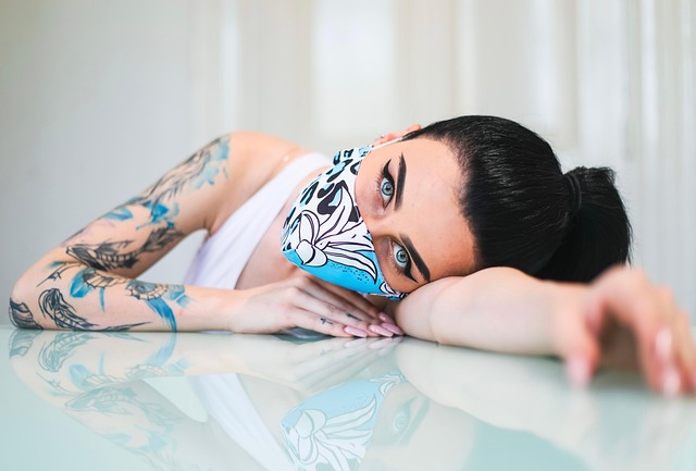 アイマスクを着用して笑顔でリラックスしている女性、快適な旅のイメージ