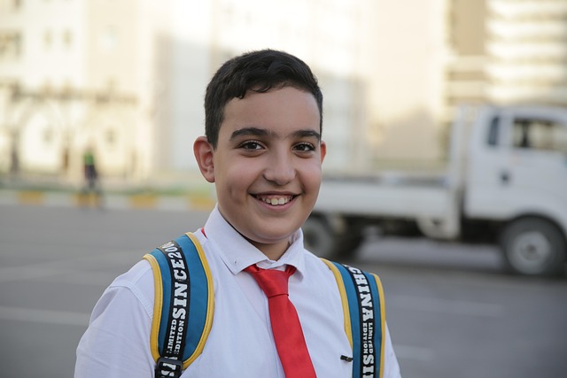 オールインワンジェルを使って自信に満ちた笑顔の男性のイメージ