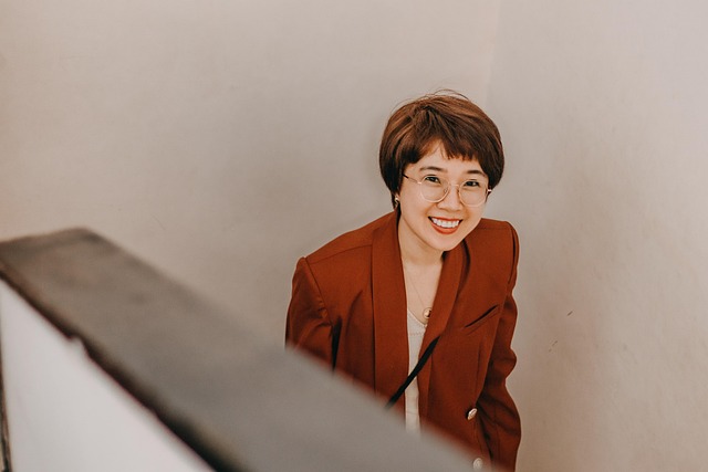 笑顔で自信に満ちた女性が鏡を見ている