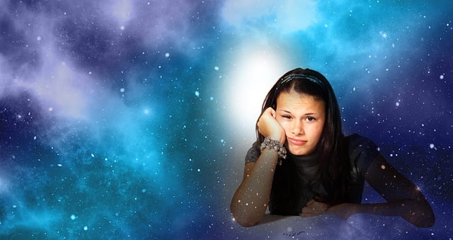 多くの参考書やノートに囲まれ困惑する人のイメージ